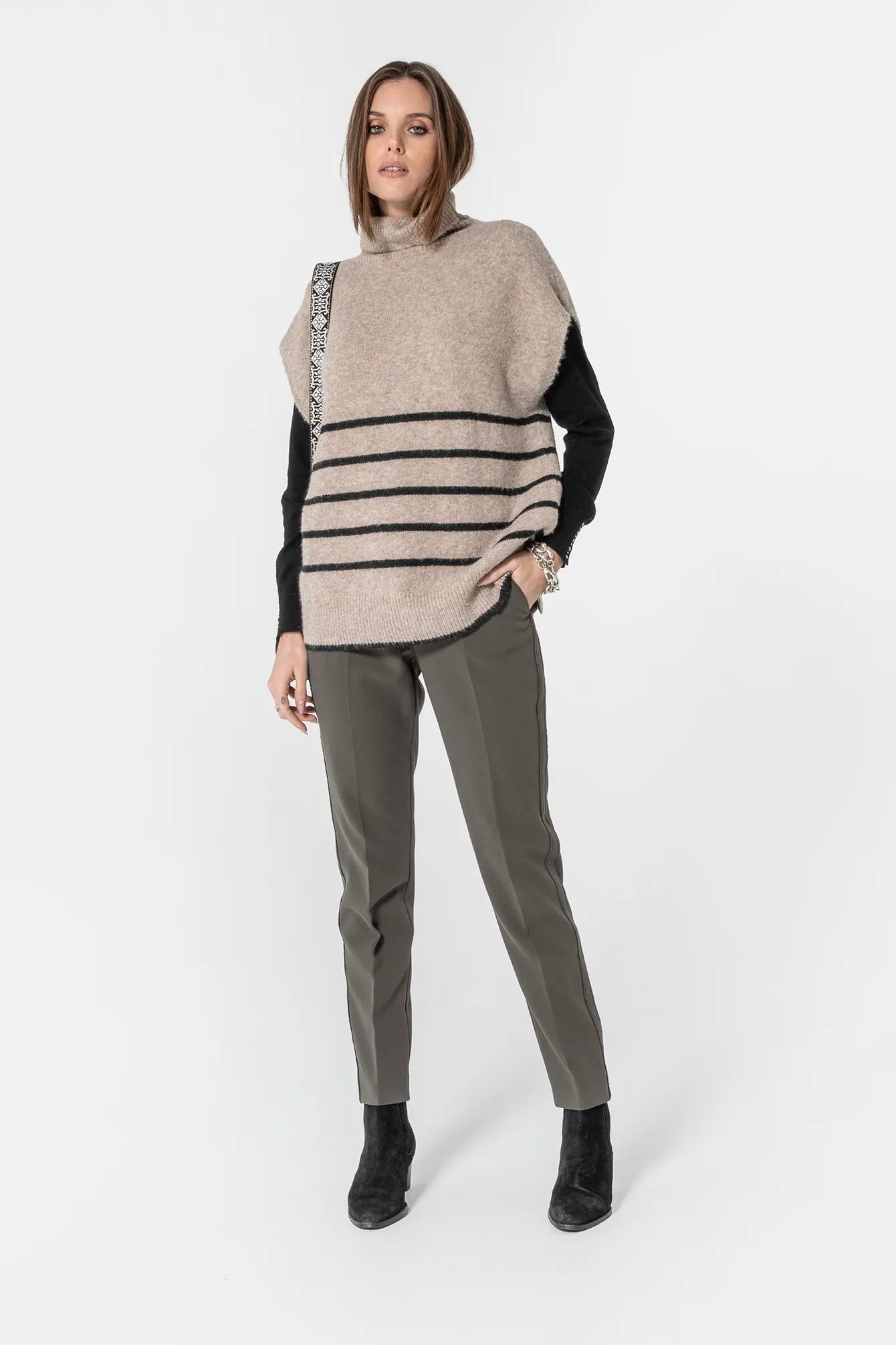 Poncho col roulé rayé beige et noir | Elora