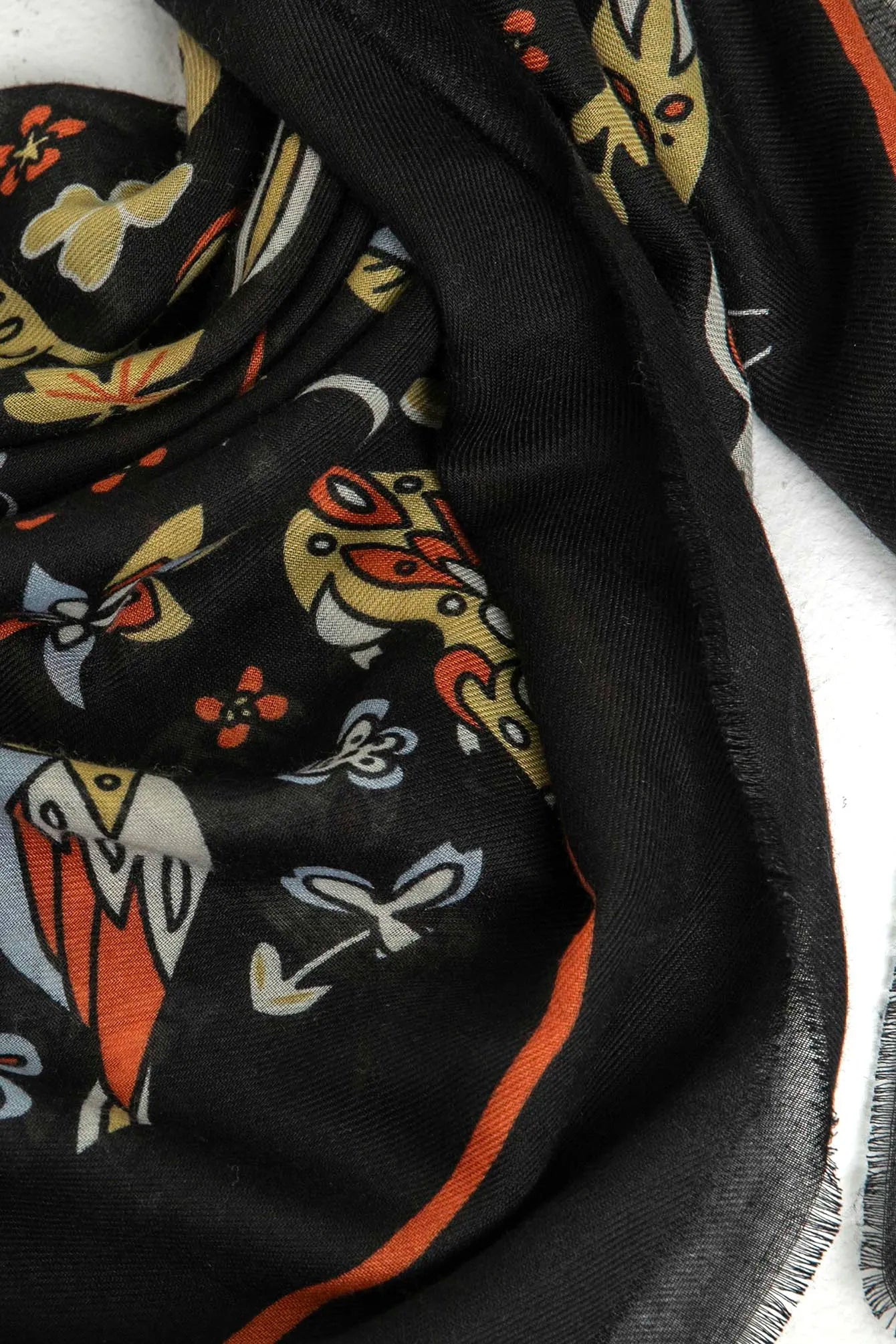 Carré imprimé animalier sur fond noir | Elora