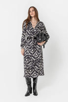 Robe longue imprimé graphique écru et noir | Elora