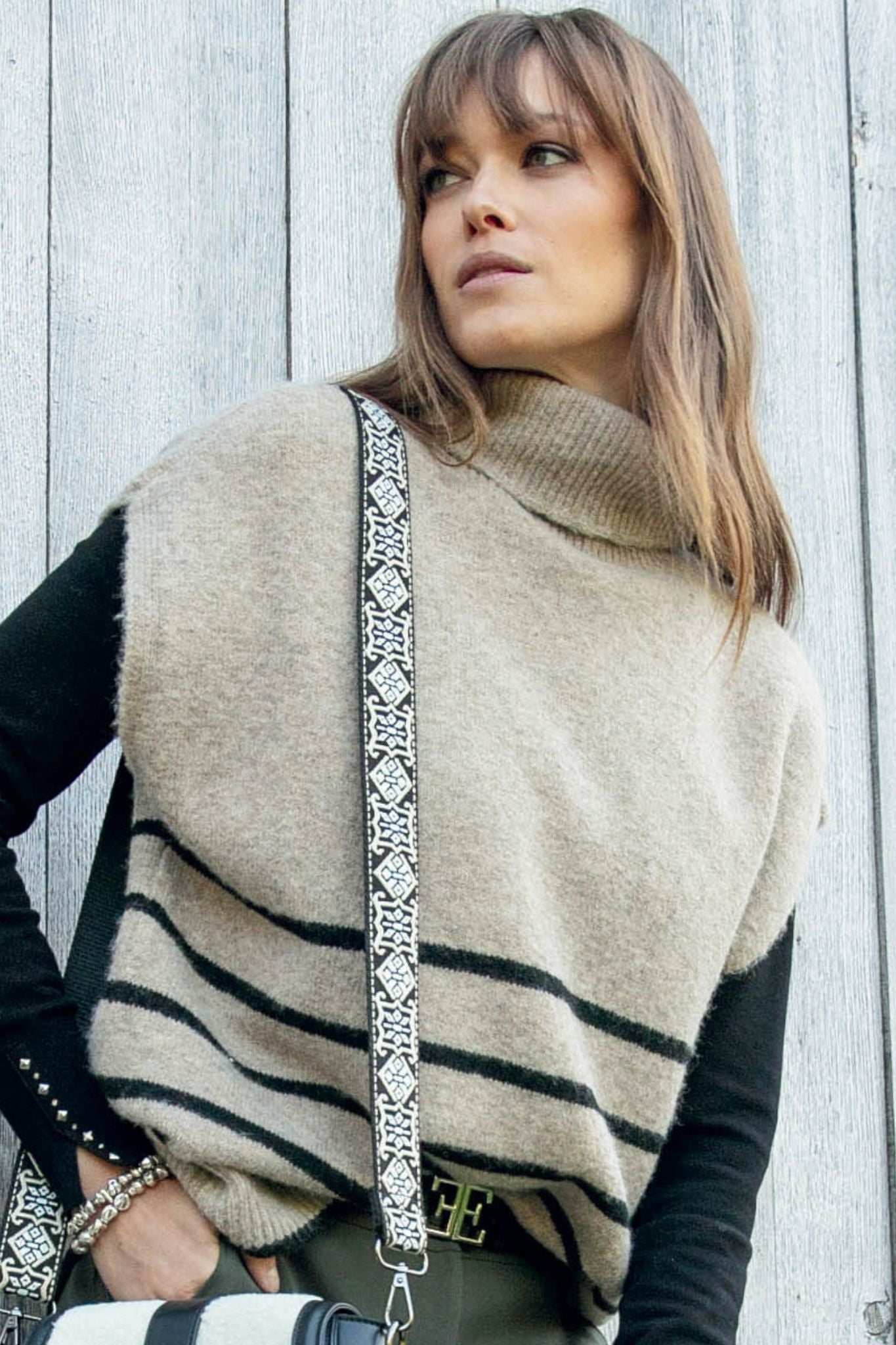 Poncho col roulé rayé beige et noir | Elora