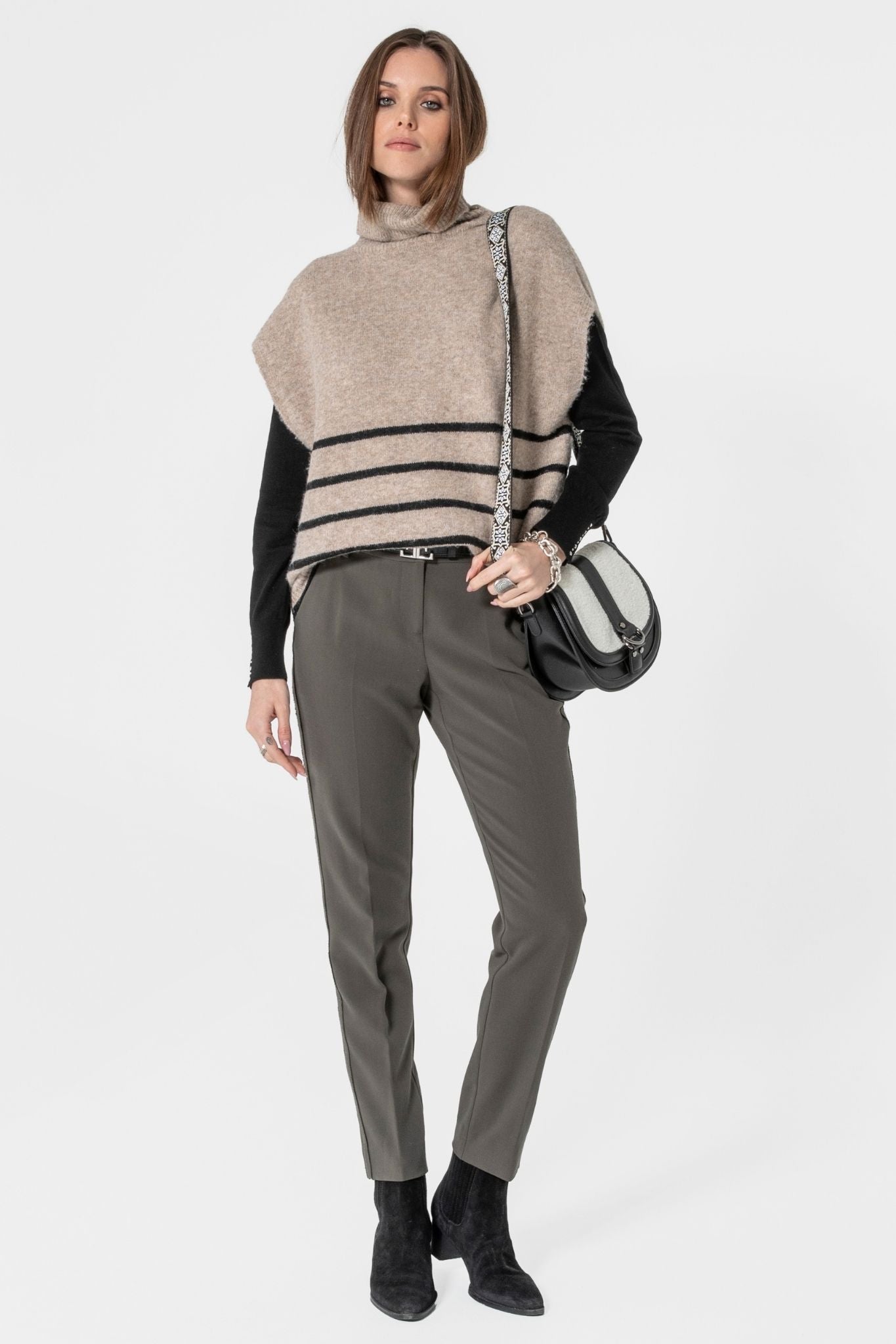 Poncho col roulé rayé beige et noir | Elora