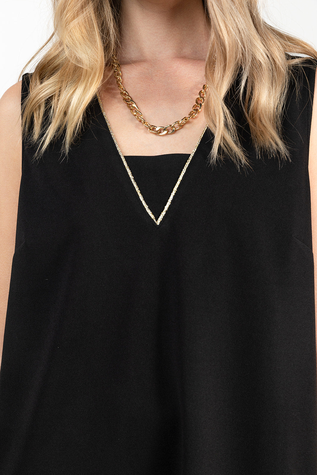 Robe noire courte élégante décolleté V| Elora