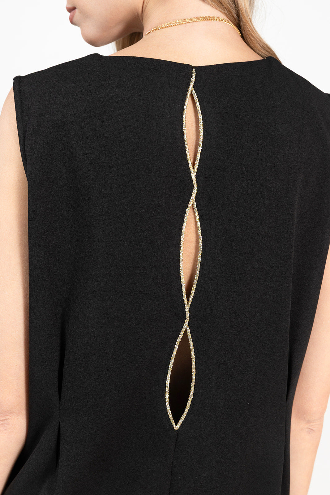 Robe noire courte élégante décolleté V| Elora