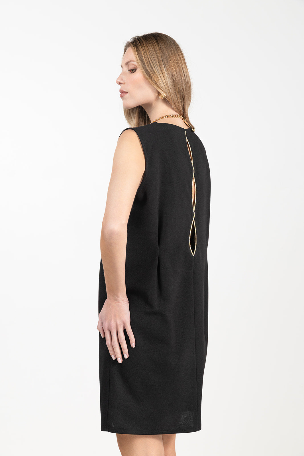Robe noire courte élégante décolleté V| Elora