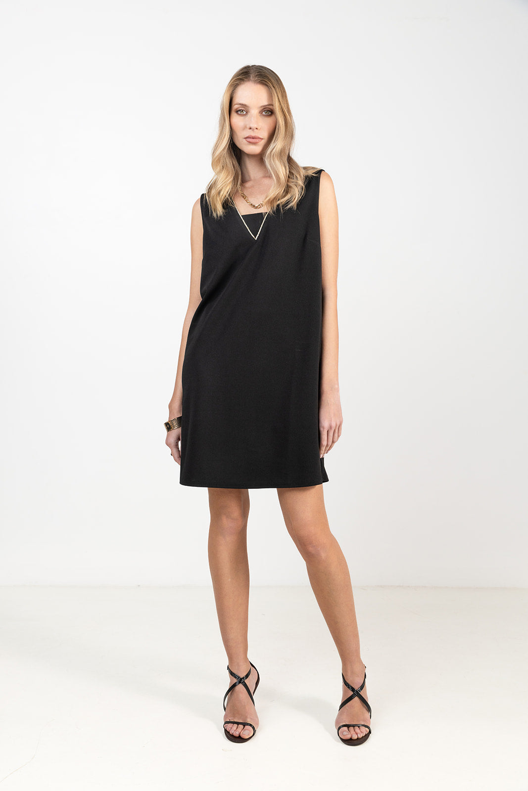 Robe noire courte élégante décolleté V| Elora