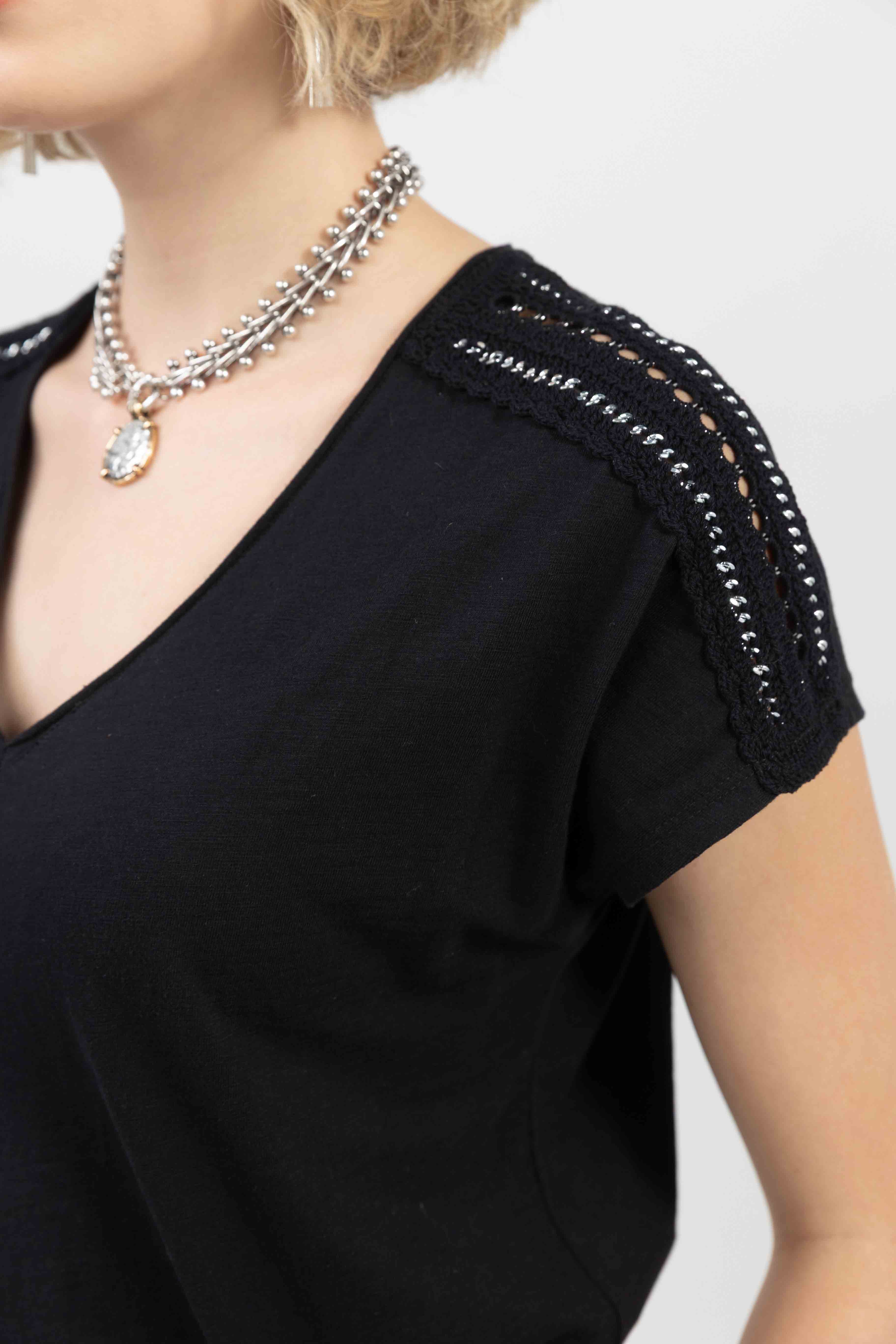 T-shirt noir épaules en crochet | Elora