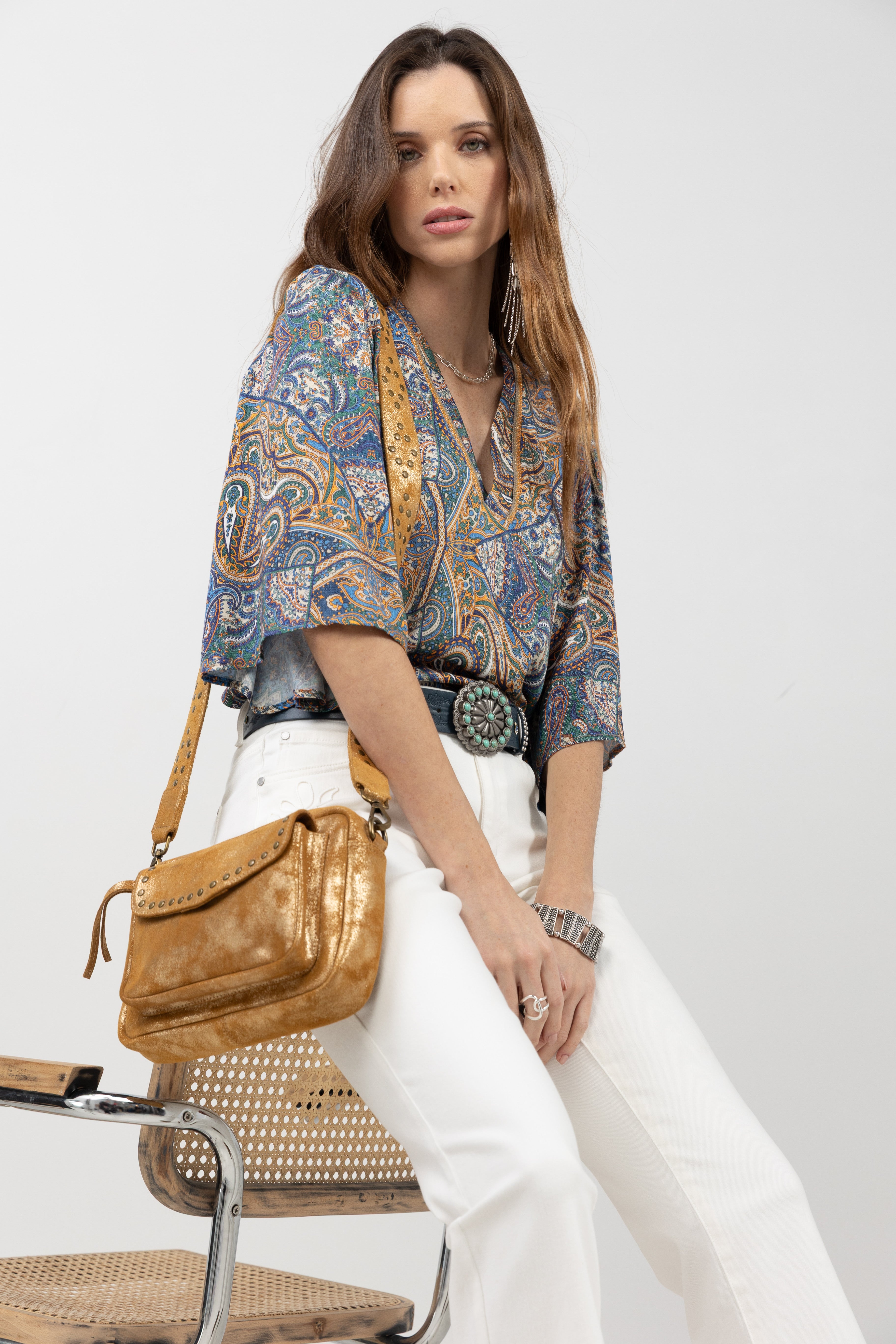 Pochette dorée cuir suédé cloutée | Elora