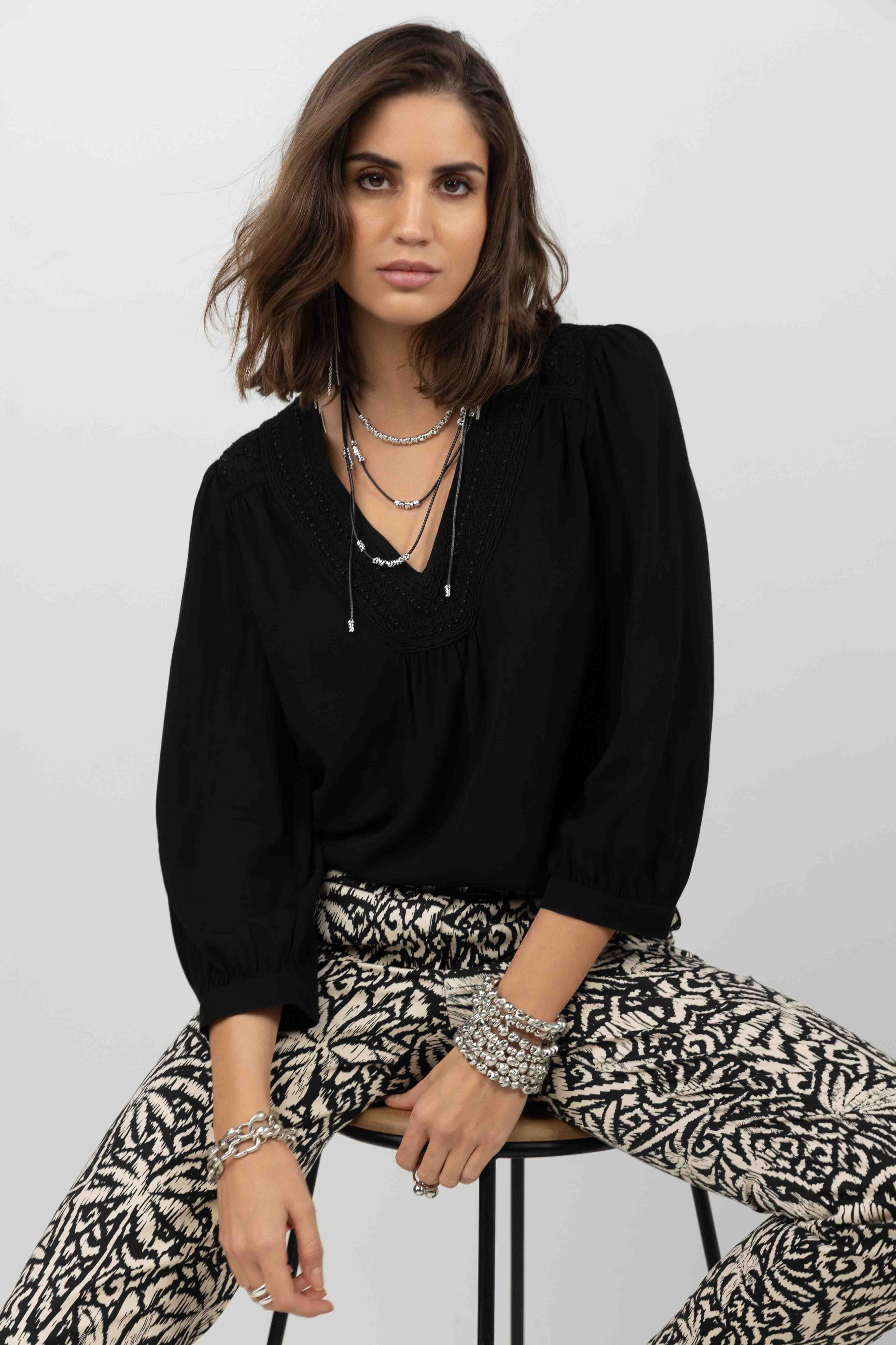 Blouse noire brodée perles chic | Elora