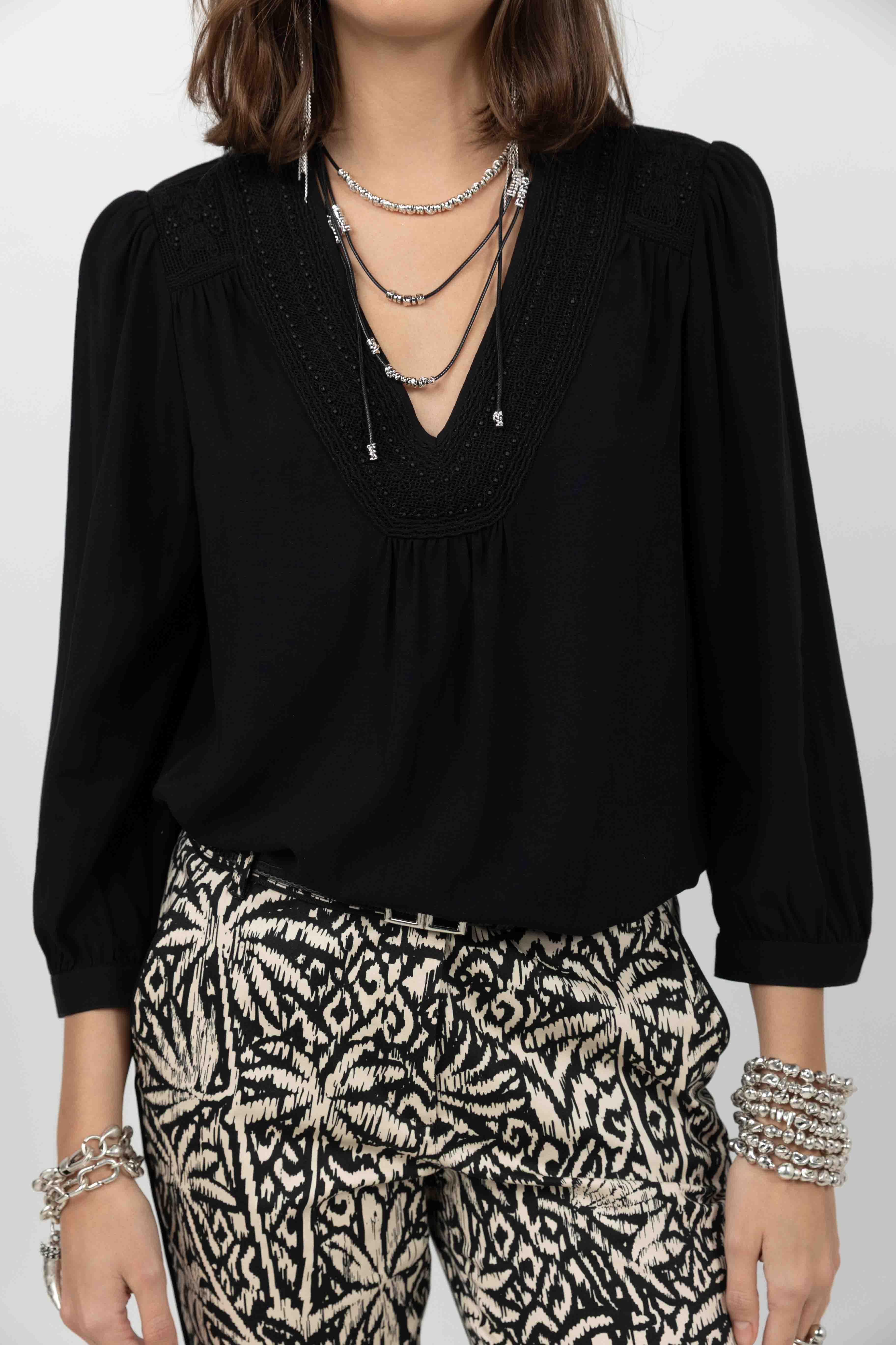 Blouse noire brodée perles chic | Elora