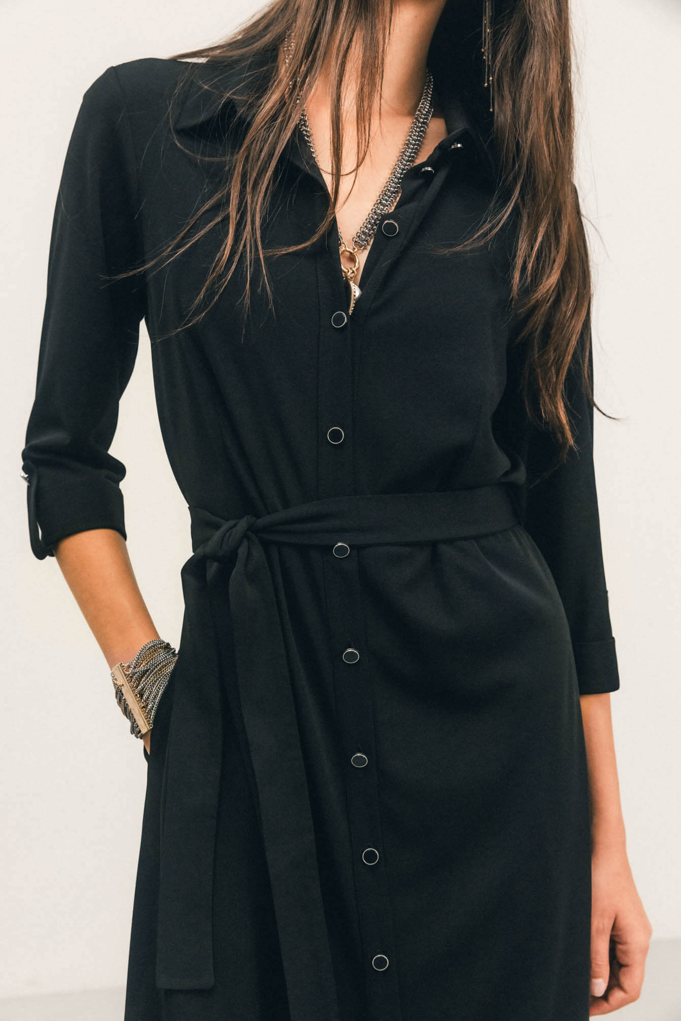 Robe chemise noire fluide intemporelle | Elora