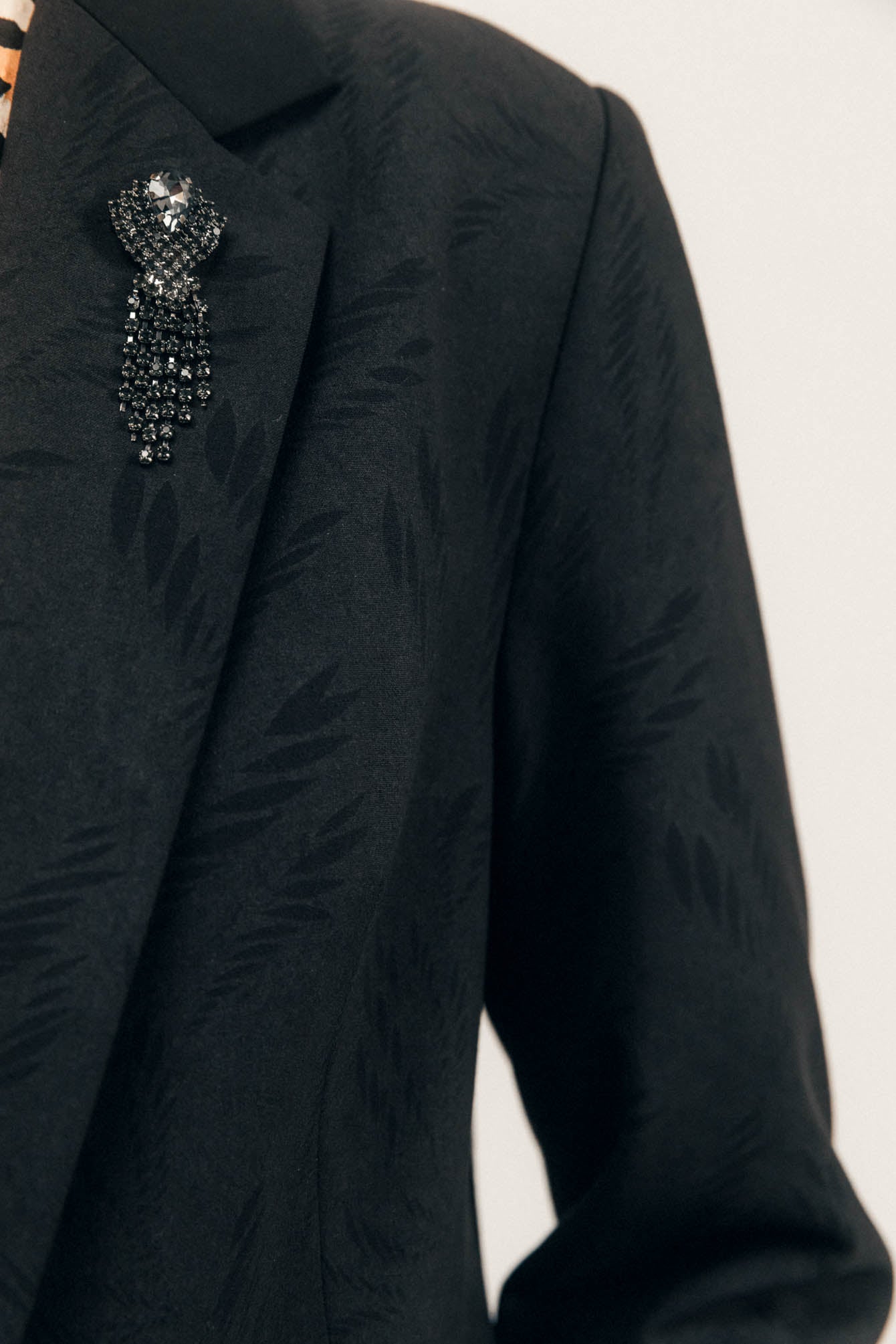 Veste tailleur imprimé broche rock | Elora