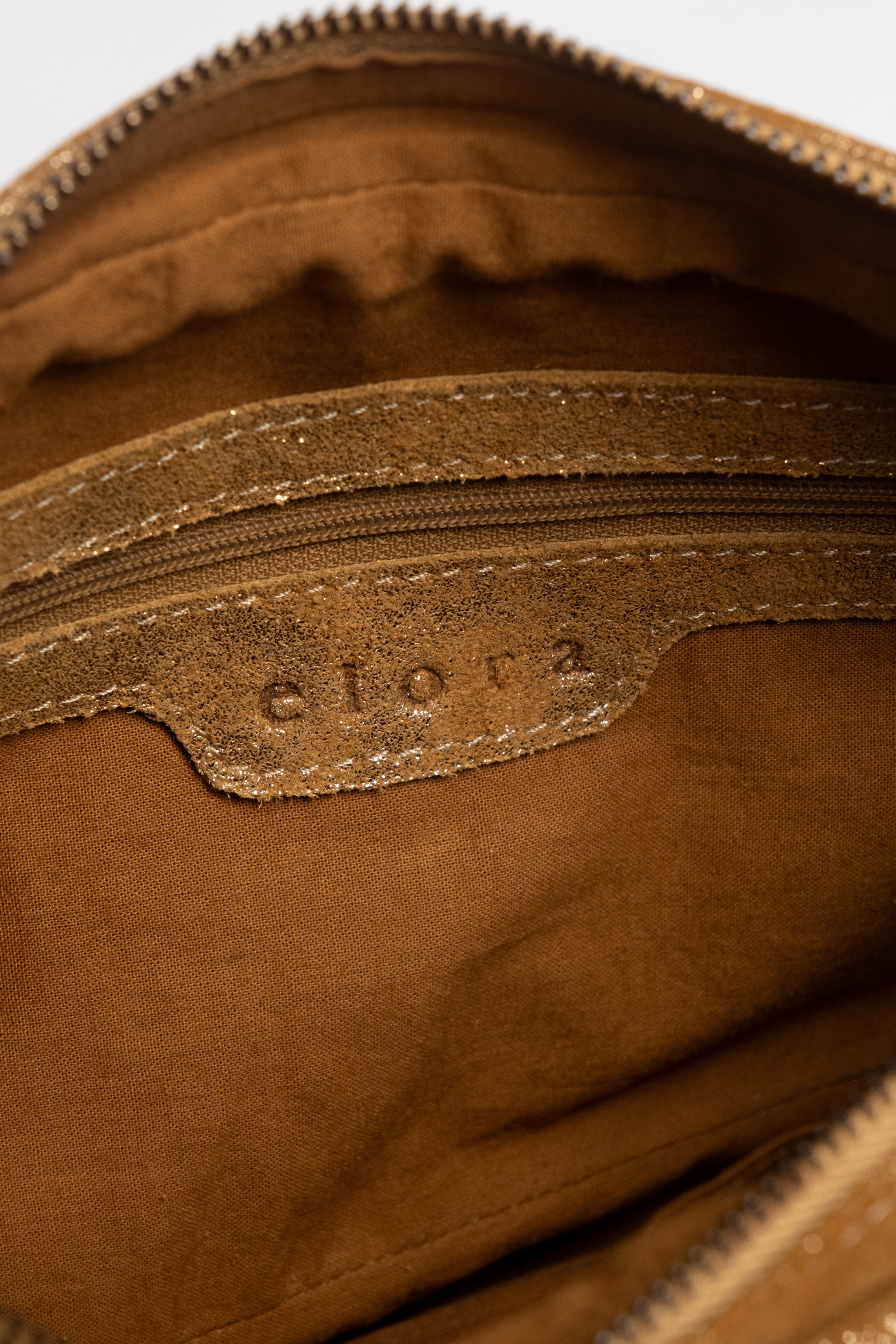 Pochette dorée cuir suédé cloutée | Elora