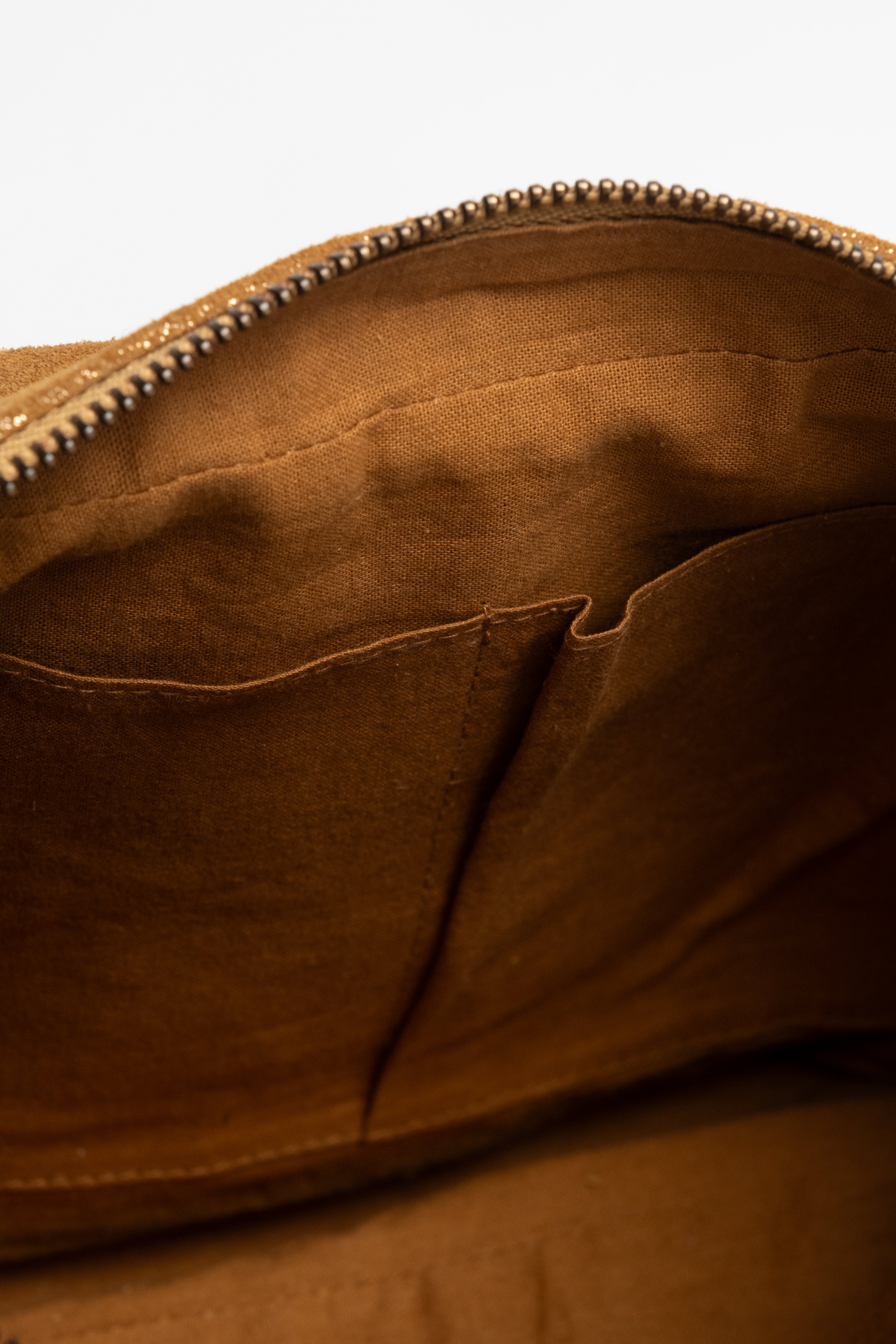 Pochette dorée cuir suédé cloutée | Elora