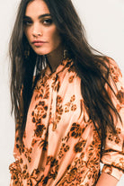 Blouse pêche satinée florale | Elora