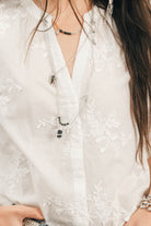 Blouse blanche brodée romantique intemporelle | Elora