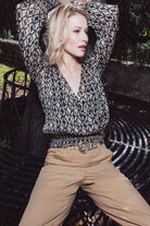 Blouse cache coeur smockée imprimé beige et noir | Elora