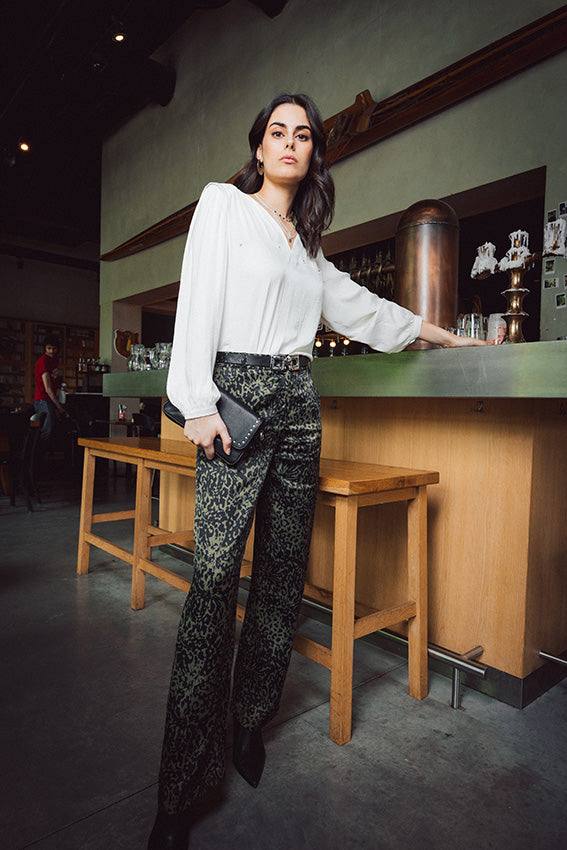 Pantalon Palazzo en satin imprimé sauvage kaki et noir | Elora